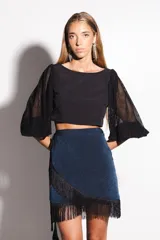 Falda tipo pareo corta, color azul metalizado con acabado brillante y flecos negros decorativos en el borde. Ajustable en la cintura.