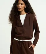 Saco con capucha de Blue Steel, confeccionado en tejido de algodón con felpa. Presenta cierre frontal con cremallera, cordón ajustable en la capucha, mangas largas con puños y bolsillos funcionales.