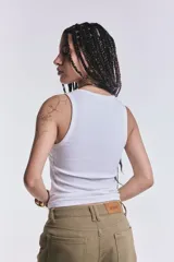 Musculosa básica blanca de tejido morley, corte al cuerpo y escote redondo.