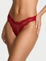 Tanga de encaje rojo con diseño de tiro bajo, corte de pierna alta y escote en V frontal.
