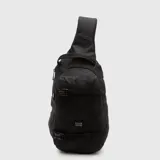 Bolso tipo bandolera de un solo hombro, color negro, con diseño ergonómico y correas ajustables con hebillas plásticas. Cuenta con cierre frontal y etiqueta decorativa en la parte inferior.