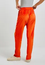 Pantalón de plush color naranja, corte recto y cintura con cordón ajustable.