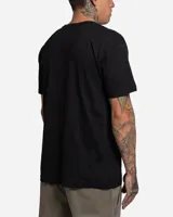 Remera negra de manga corta con estampado frontal de un televisor antiguo que muestra una escena de playa y la palabra 'Lost'.