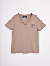 Remera de cuello en V color beige, con manga corta y estampado pequeño en el pecho con temática náutica.