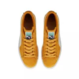 Championes Puma Suede Classic color mostaza con franja lateral blanca y suela blanca.