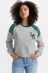 Buzo gris con mangas raglán verde oscuro y logo bordado en el pecho.