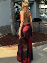 Vestido largo de fiesta color fucsia con degradé a morado, con escote drapeado profundo, espalda descubierta y abertura alta en la pierna. Ajustado en la cintura y con breteles finos.