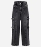 Pantalón recto de jeans gris, con bolsillos cargo laterales y cierre de botón y cremallera.