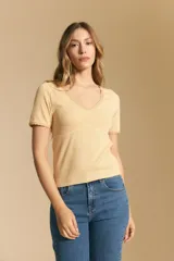 Remera de manga corta en tejido acanalado, con escote en V y detalles de puntilla en el borde del escote y en las mangas. Presenta un ajuste entallado al cuerpo.