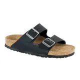 Sandalia Birkenstock modelo Arizona con dos correas ajustables de cuero en color negro, hebillas metálicas y plantilla anatómica de corcho con base de goma.