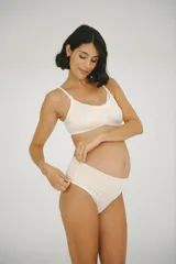 Culotte de algodón negro con faja de tiro alto diseñada para adaptarse al cuerpo durante el embarazo y postparto, brindando sujeción suave y comodidad.