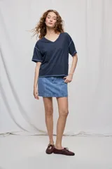 Remera negra de manga corta con escote en V y silueta amplia.