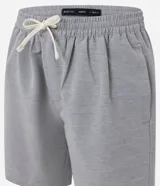 Bermuda de sarga con estampa rayada en color gris, de corte recto y largo por encima de la rodilla. Posee cintura elástica ajustable mediante cordón blanco y bolsillos laterales.