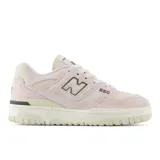 Championes New Balance 550 de dama, color rosa y beige, con capellada de cuero sintético y suela de goma.