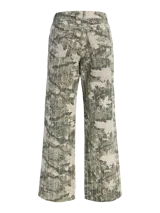 Pantalón de tiro alto, corte recto y amplio, confeccionado en sarga resistente con un estampado all-over camuflado en tonos verde militar y beige, con líneas verticales de pespuntes claros. Cuenta con cierre de cremallera y bolsillos delanteros y traseros.