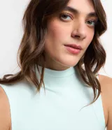 Blusa sin mangas de viscosa color salmón, con cuello alto y diseño ajustado de textura acanalada.