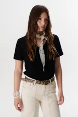 Remera de manga corta color beige, con escote en V.