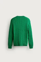 Sweater de punto verde con diseño de trenzas, cuello redondo y manga larga, de corte regular fit y acabados en rib.