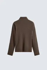 Polo de manga larga con corte regular fit, confeccionado en tejido de algodón con acabado cepillado. Presenta cuello solapa y cierre frontal con botonadura.