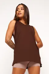 Musculosa de algodón con corte amplio, cuello redondo y sisas laterales amplias que permiten mayor libertad de movimiento.