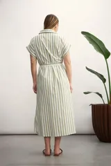 Vestido camisero midi a rayas verticales verdes y blancas, con cuello camisero, mangas cortas y lazo en la cintura.