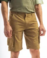 Bermuda cargo color negro de corte clásico, confeccionada en gabardina de algodón con lycra. Cuenta con bolsillos laterales con solapa y presillas para cinturón.