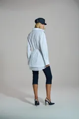 Gorra marinera de mujer confeccionada en denim azul, con visera y detalle metálico lateral de inspiración náutica.