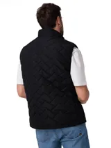 Chaleco acolchado negro con diseño de costuras geométricas, cierre frontal con cremallera y logo de la marca bordado en amarillo en el pecho.