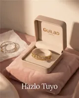 Pulsera rígida de metal plateado con diseño calado que incluye el nombre Gaby y detalles de corazones, completamente recubierta de circonias brillantes.