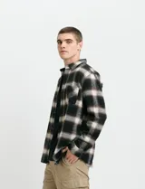 Sobrecamisa de manga larga con diseño a cuadros, cuello camisero y bolsillo frontal. Confeccionada en tejido de poliéster y algodón, sin forro.