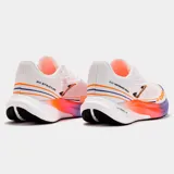 Championes de running Joma modelo R-2000 para hombre, color blanco con detalles en naranja, azul y negro. Presentan tecnologías FLY Performance Running y FLY REACTIVE en la suela.