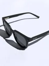 Lentes de sol negros con marco cuadrado y detalles rojos. Lentes con protección UV 400 y tecnología polarizada. Marca Osten, modelo Bali 2602.