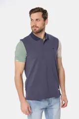 Remera polo piqué combinada con mangas en colores contrastantes.