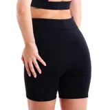 Short calza deportiva Asics color negro, de tiro alto y ajuste ceñido, con bolsillos laterales y el logo de la marca estampado en la pierna izquierda.