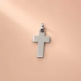 Dije de cruz minimalista fabricado en plata 925 con acabado pulido brillante y argolla superior integrada.