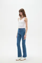 Musculosa blanca de bretel ancho, con cuello en V y ajuste al cuerpo.