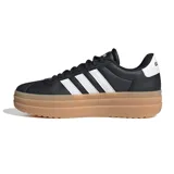 Championes Adidas VL Court Bold de mujer, color negro con las tres tiras blancas y suela marrón.