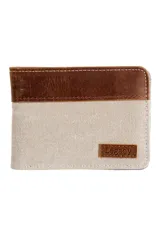 Billetera Legacy de canvas color beige con detalle superior en cuero marrón y placa con el logo grabado en el frente.