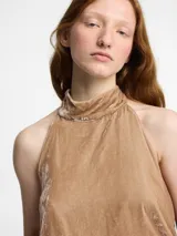 Top halter de terciopelo color marrón, con cuello alto que se anuda en la espalda.