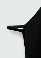 Vestido corto negro de diseño minimalista con escote halter y aberturas laterales pronunciadas. Presenta un corte recto y fluido con detalle de cinturón integrado con hebilla metálica dorada.