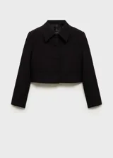 Chaqueta corta de diseño recto, confeccionada en tejido mezcla de lana. Presenta cuello de solapa, cierre frontal de botones y dos bolsillos laterales de ribete. Incluye forro interior y mangas largas.