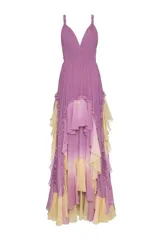 Vestido largo lila con degradé amarillo, de tirantes finos retorcidos, busto plisado, escote cruzado, espalda descubierta y falda con volados.