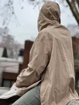 Campera de estilo casual color beige, con cierre frontal, botones a presión y puños elásticos.
