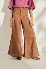 Pantalón wide leg de lino color marrón, de tiro alto y corte amplio.