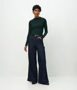 Blusa de manga larga confeccionada en viscosa acanalada, con cuello redondo y diseño de sisa raglán. Presenta un ajuste al cuerpo y textura acanalada.