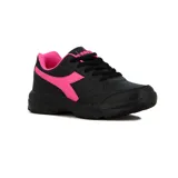 Championes deportivos Diadora modelo Wimbledon, color negro con detalles en fucsia brillante en el logo lateral, forro interior y borde del cuello. Suela y cordones negros.