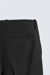 Pantalón de corte regular fit confeccionado en lana de origen italiano. Presenta bolsillos laterales, bolsillo cerillero frontal, bolsillos traseros de vivo y cierre frontal con cremallera y botón.