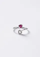 Anillo abierto ajustable de plata 925, con dos dijes en forma de corazón en los extremos: uno con una piedra roja y otro con pavé de zirconias blancas.