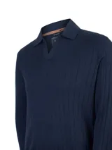 Sweater de punto RKF modelo Rocco, color azul navy, con diseño de canalé vertical, cuello polo y escote en V sin botones.