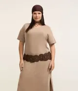 Vestido midi estilo remera confeccionado en algodón con efecto desteñido, mangas cortas y cuello redondo.